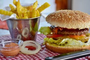 Mehr über den Artikel erfahren Immer mehr Jugendliche werden durch Fast Food schwer krank