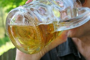 Mehr über den Artikel erfahren Warum Bier und Co Blähungen verursachen