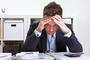 Mehr über den Artikel erfahren Burnout und psychischer Stress äußern sich oft in Blähungen