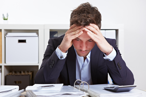 Mann im Büro mit Burnout