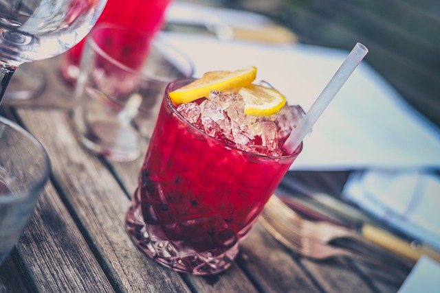 Mehr über den Artikel erfahren Blähungen und Alkohol: Der Einfluss von Getränken auf den Bauch