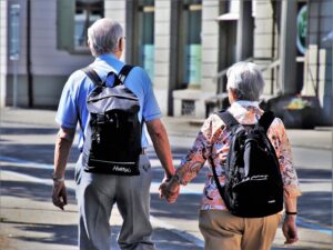 Mehr über den Artikel erfahren Blähungen bei älteren Menschen: Ursachen und Behandlungen